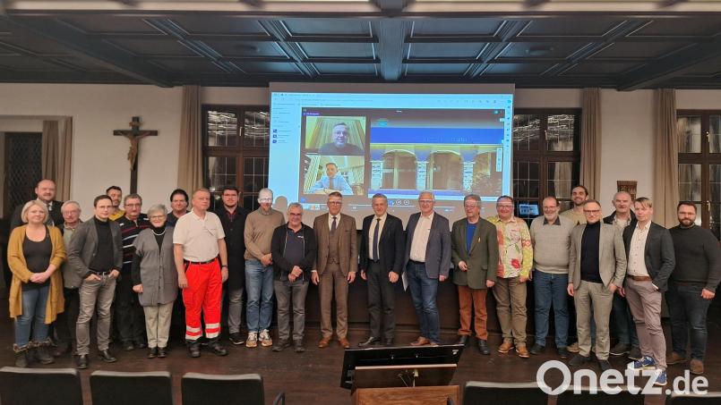 Die Beteiligten der Dringlichkeitssitzung am Dienstag im Landratsamt Tirschenreuth. Links Susanne Fröhlich-Wagner und Jakob Meyer (10. von rechts). Im Hintergrund auf der Leinwand im Sitzungssaal (von oben) Michael Hoffmann und Tobias Reiß. Bild: Fabian Polster/exb