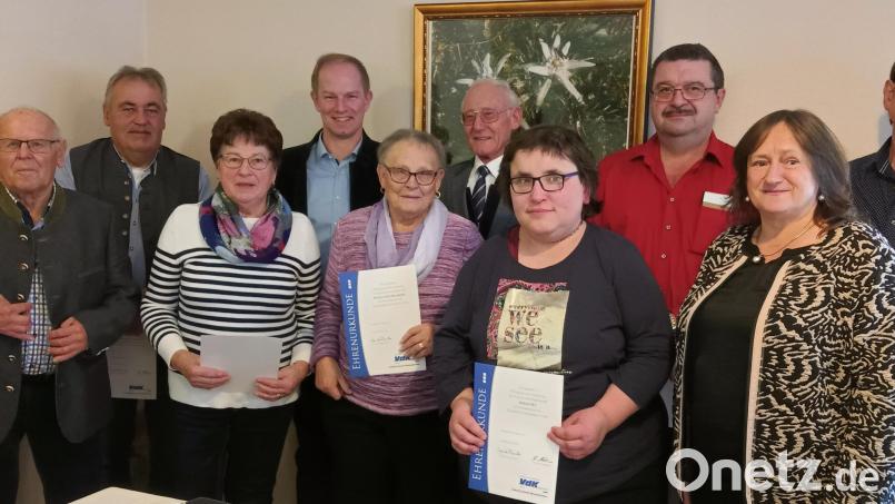 Zahlreiche Mitglieder des VdK-Ortsverbandes werden bei der Jahreshauptversammlung für ihre langjährige Treue geehrt. Bild: Ehbauer/exb