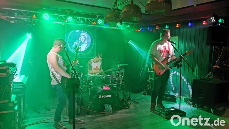 Johannes Hochwart, Tobias Bauer und Christian Schmucker (von links) lassen es mit Rockmusik krachen. Bild: pi