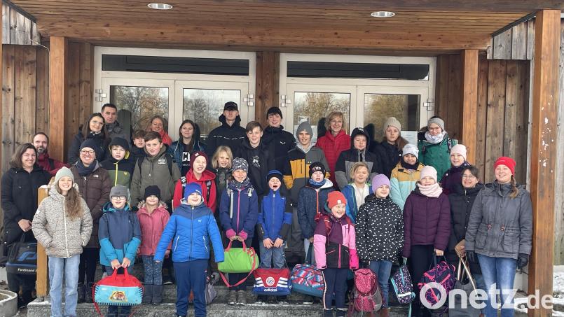 Zum Gruppenbild stellten sich die Mädchen und Buben vor der Abfahrt am Hallenbad Kemnath auf. Bild: Wasserwacht Kemnath/exb