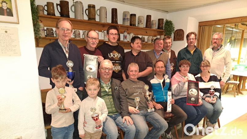 Ehrung der erfolgreichen Züchter beim Kleintierzuchtverein Wiesau: Mit im Bild Bürgermeister Toni Dutz (vorne, Dritter von links), Ausstellungsleiter für Geflügel, Josef Hanauer (hinten, rechts), und Vorsitzender Markus Stengl (hinten, Zweiter von rechts). Bild: Kleintierzuchtverein Wiesau/exb