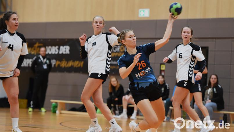 Aileen Häuber (am Ball) und die HSG Weiden sind im Heimspiel gegen das Schlusslicht HG Eckental klar favorisiert. Archivbild: G. Büttner