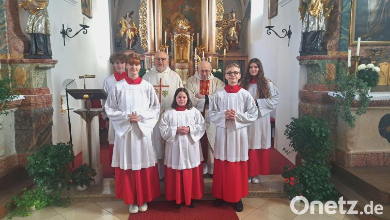 Die neue Ministrantin (vorne in der Mitte) Lena Kraus zusammen mit (von links) Gabriel Hecht, Oberministrantin Josepha Wifling, Pfarrer Anton Witt, Pater Friedhelm Czinczoll, Oberministrant Lukas Wurm, Greta Hausner. Bild: Lukas Forster/exb