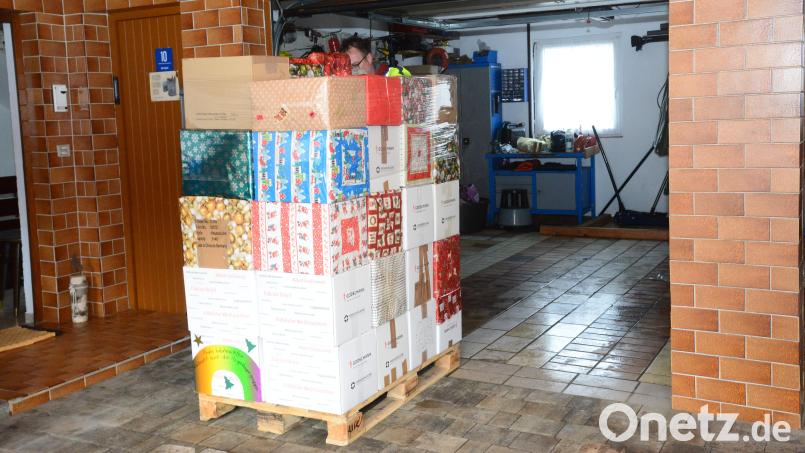 Bruno Friedl, Organisator der Aktion Johanniter Weihnachtstrucker in Pleystein und Georgenberg würde sich freuen, wenn wieder viele Pakete für die Fahrt in die osteuropäischen Lander zur Verfügung stünden. Bild: bey