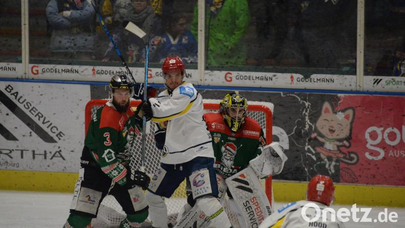 Hoch das Stöckchen: Richard Stütz (links) und Goalie Timon Bätge (Dritter von links) werden das Amberger Tor gegen des ESC Kempten mit allen Mitteln verteidigen. Archivbild: Andreas Brückmann