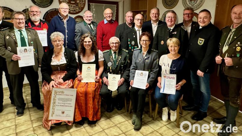 Die Geehrten des Schützengaus Sulzbach-Rosenberg (vorne, von links): Ingrid Schmer, Tanja Hüttner, Franz Grötsch, Annette Rauscher und Anita Himmelhuber sowie (hinten, von links) Georg Schmer, Alfred Forster, Georg Pickelmann, Peter Jonscher, Werner Grüntaler, Wolfgang Ziebell, Sepp Schmaußer, Markus Gebhard, Landrat Richard Reisinger, Wolfgang Moll, Bürgermeister Michael Göth, OSB-Vizepräsident Josef Diertl und Gauschützenmeister Werner Wendl. Bild: Christian Beyer/exb