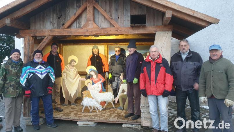 Auch von eisigen Temperaturen und Schnee ließen sich die eifrigen Schlichter und Vilsecker Krippenbauer nicht davon abhalten, mit ihrem gemeinsamen Werk zur Vorbereitung auf Weihnachten einzuladen. Bild: ct