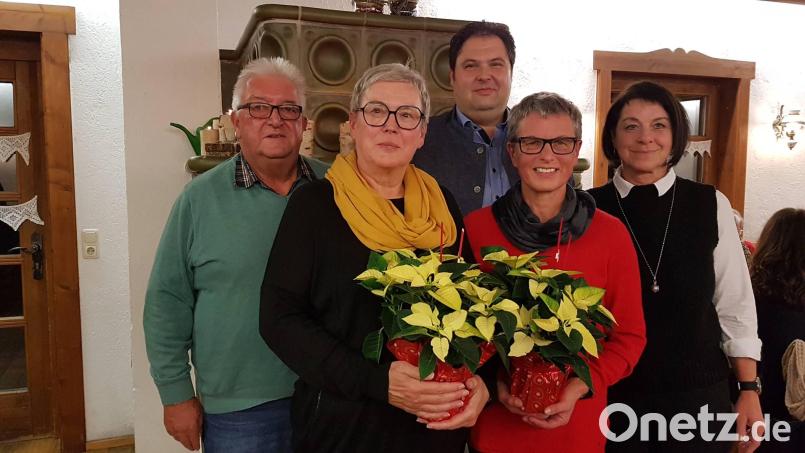 Nach erfolgter Ehrung (von links): AWO-Vorsitzender Erich Lobenhofer, Ingrid Kandziora, AWO-Kreisvorsitzender Christian Beyer, Christa Hahn und dritte Bürgermeisterin Claudia Kammerl. Bild: wwl