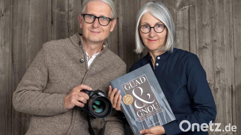 Alexander und Antonia Feig mit ihrem Oberpfalz-Kochbuch. Bild: Alexander Feig/exb