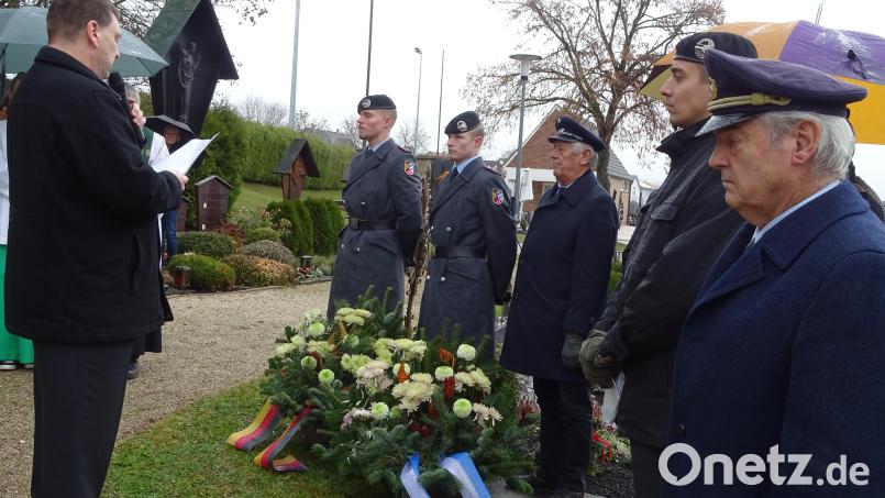 Am Ehrenmal auf dem Dürnsrichter Friedhof werden am Volkstrauertag Blumenschalen abgestellt. Im Rahmen seiner Erinnerung an die Kriegstoten fragte Bürgermeister Christian Ziegler (links): &quot;Haben wir aus der Geschichte nichts gelernt?&quot; Bild: Houschka