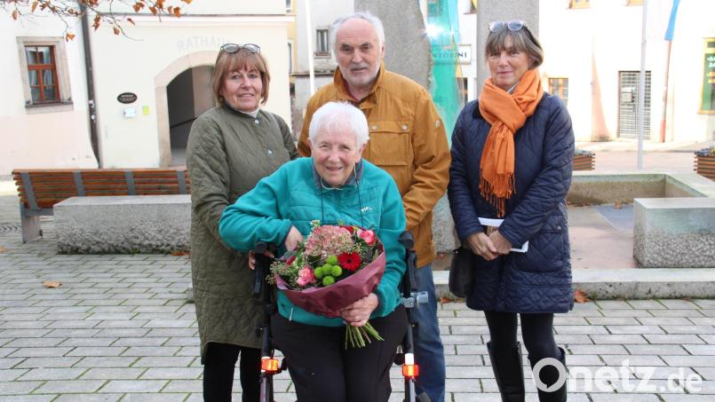 Der Vorstand des Neustädter Oberpfalzvereins mit Conny Meyer, Ernst Umann und Roswitha Jobst (von links) gratulieren ihrem Vorstandsmitglied Maria Enslein zum 80. Geburtstag. Bild: prh