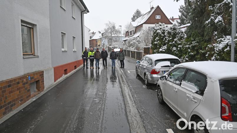 Besichtigung der fertigen Poltzstraße (von links): Stefan Prüfling (Stadtwerke Amberg), Florian Gottschalk und Christian Höfler (Englhard Bau), Oberbürgermeister Michael Cerny, Christina Donhauser (Tiefbauamt), Norbert Füger (Leiter städtisches Tiefbauamt). Bild: Thomas Graml, Stadt Amberg/exb