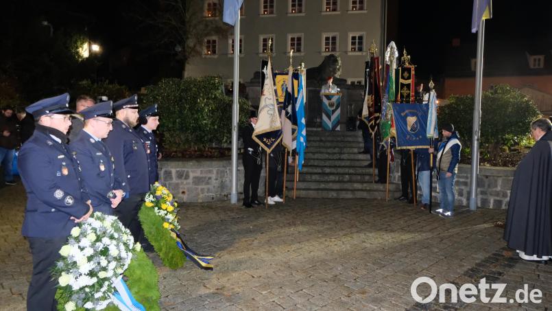 Eine machtvolle Demonstration für den Frieden war die Trauerfeier am Vorabend des Volkstrauertages am Kriegerdenkmal bei der Stabsfeldwebel a. D. Hans Eismann die Gedenkrede hielt. Bild: le