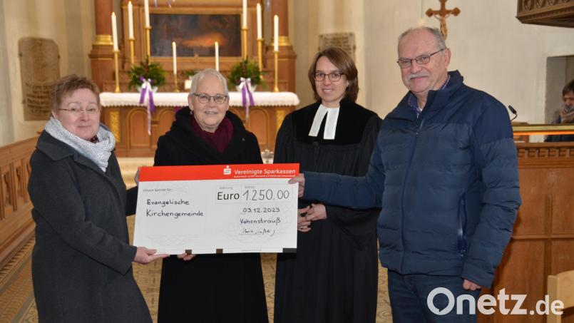 Die ehemalige Vorsitzende des Evangelischen Frauenbundes, Lydia Gajan, übergibt mit ihrer Nachfolgerin Ulrike Kießling (von links) die Frauenbundspende an Stadtpfarrerin Carmen Riebl und Kirchenpfleger Hermann Bibel für die laufende Kirchensanierung. Bild: dob