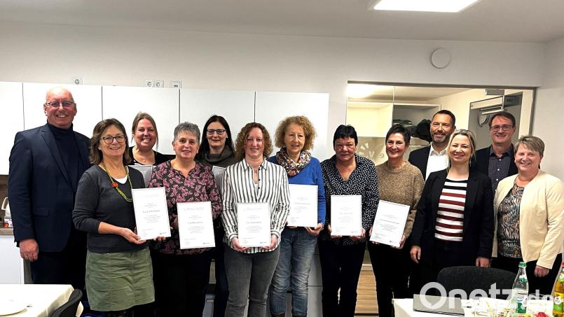 Bei der Ehrung (von links): Vorstandsvorsitzender Eduard Freisinger, Eva Mühlbauer, Evelyn Jahn, Maria Birner, Kerstin Kölbl, Tanja Überall, Michaela Holler, Sabine Liegl, Anneliese Adelmann, stellv. Vorsitzender Bernhard Vahle, Caroline Pirner (stellv. Geschäftsleitung Jura-Wohnstätten), Bernhard Albrecht (Geschäftsleitung Jura-Werkstätten), Katrin Panek (Geschäftsleitung Lebenshilfe Amberg-Sulzbach). Bild: Susanne Bankhead/exb