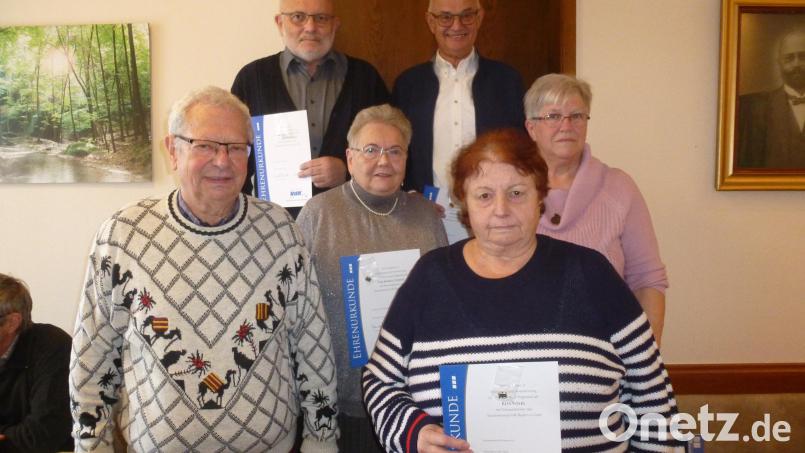 Vorsitzender Franz Plößl (links) und Seniorenbeauftragte Veronika Gräf (rechts) ehren Rita Völkl (vorne), Eva Maria Confal, Hans Heuberger und Manfred Sauer (hinten von links) für ihre Treue zum VdK. Bild: bk