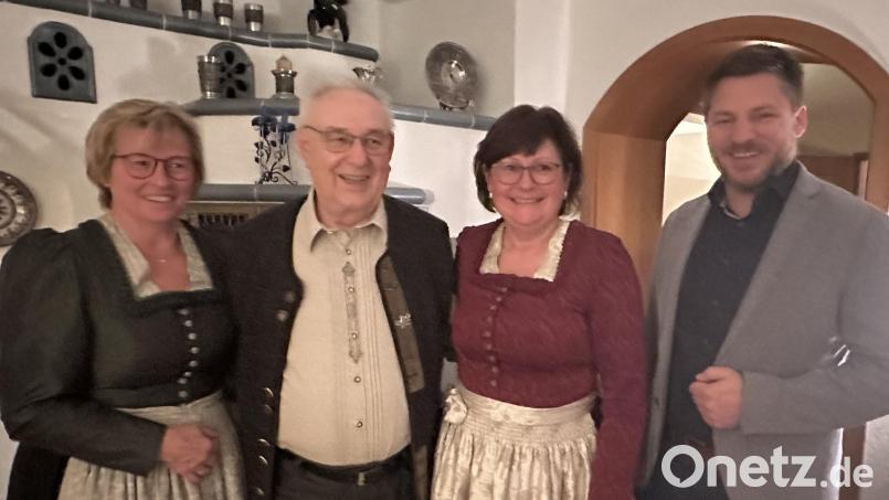 Auch Bürgermeister Peter Neumeier gratuliert Gerhard Strupf zum 85. Geburtstag. Bild: Cordula Strupf-Daub/exb