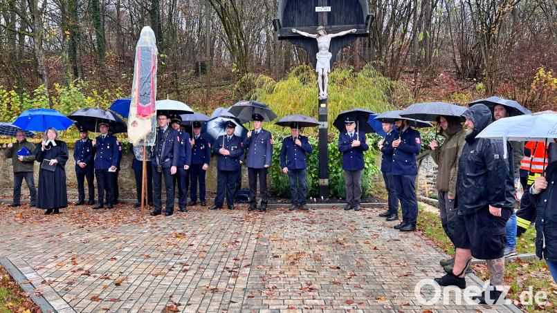 Die Kürmreuther Vereine gedachten am Friedhof ihrer verstorbenen Mitglieder. Bild: wku