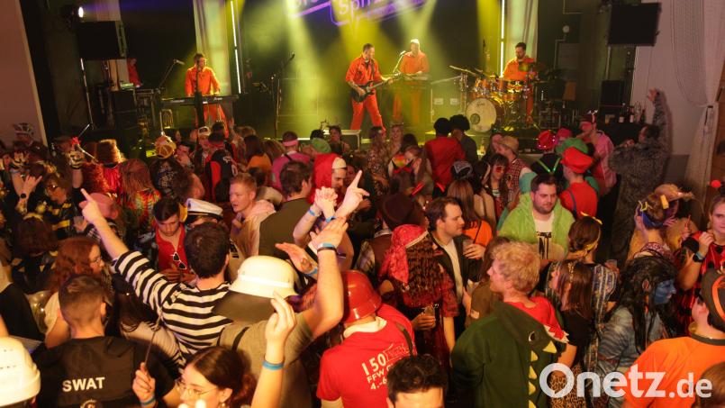 Die bekannte Party-Band &quot;Stoapfälzer Spitzboum&quot; sorgte in diesem Jahr für ausgelassene Stimmung beim Pirker &quot;Lumpenball&quot;. 2024 soll die Band &quot;Quertreiber&quot; den Gästen einheizen. Archivbild: kki