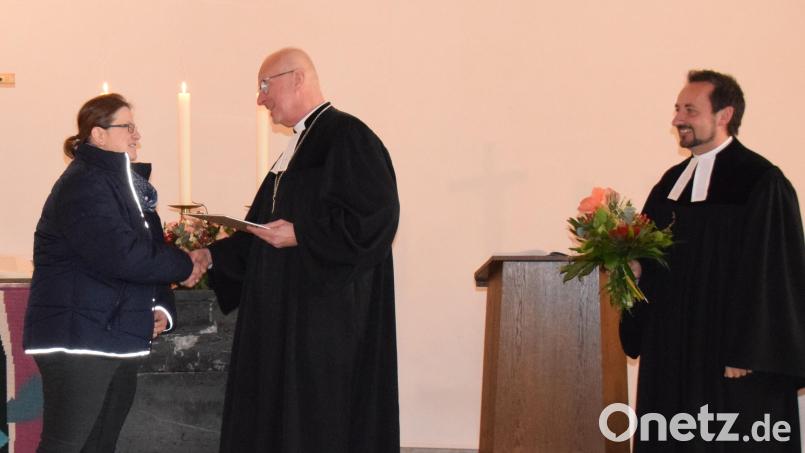 Regionalbischof Klaus Stiegler und Pfarrer Stefan Fischer (rechts) überreichten Friederike Seidel-Kohl eine Urkunde für 30 Jahre Chorleitung. Bild: wku