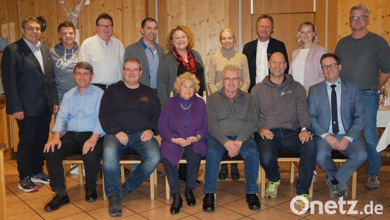 Der Vorstand und die Innungsobermeister bereiten die 100-Jahr-Feier der Kreishandwerkerschaft Schwandorf vor. Bild: Hirsch/exb