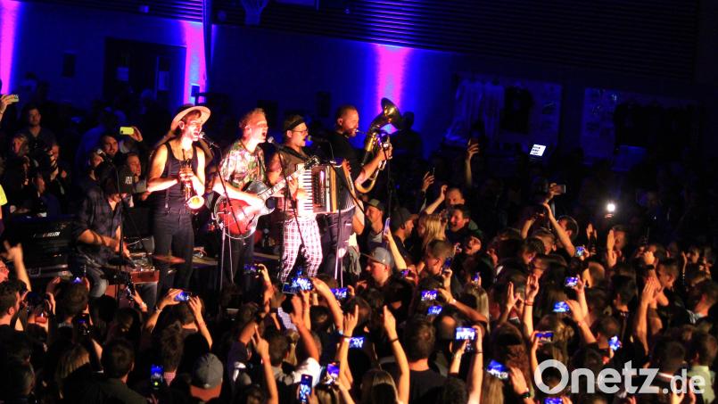 1700 Besucher zu begeistern - das war für die &quot;Fäaschtbänkler&quot; in der Kemnather Mehrzweckhalle kein Problem. Im Oktober 2024 gibt es ein Wiedersehen. Archivbild: stg