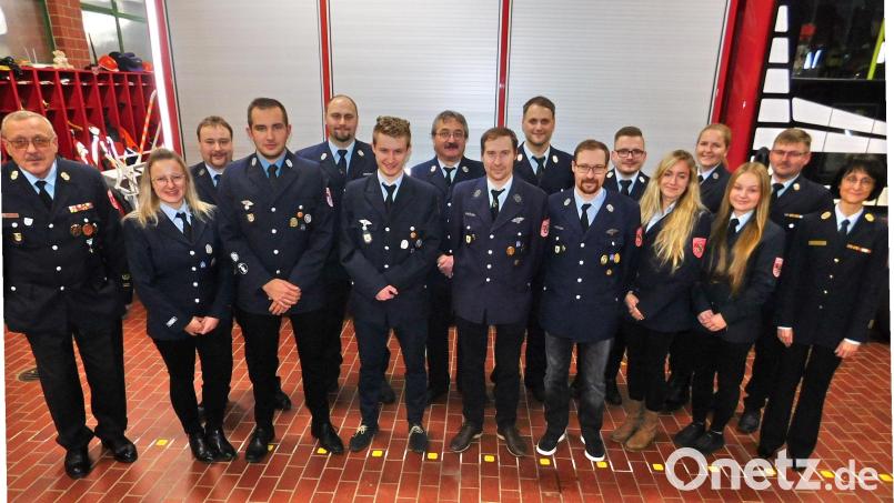 Sie sind die Leistungsträger der Speichersdorfer Wehr um Kommandant Volker Hammon (Achter von rechts). Großen Respekt zollten auch Kreisbrandinspektorin Kerstin Schmidt, Kreisbrandmeister Jürgen Küffner (von rechts) und Ehrenkreisbrandmeister Karlheinz Sehnke (links). Bild: whü