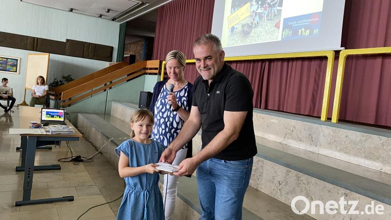 Daniel Scherer freut sich über die 600-Euro-Spende für den Abenteuerspielplatz. Das Geld hat Friederike Simon überreicht. Bild: exb