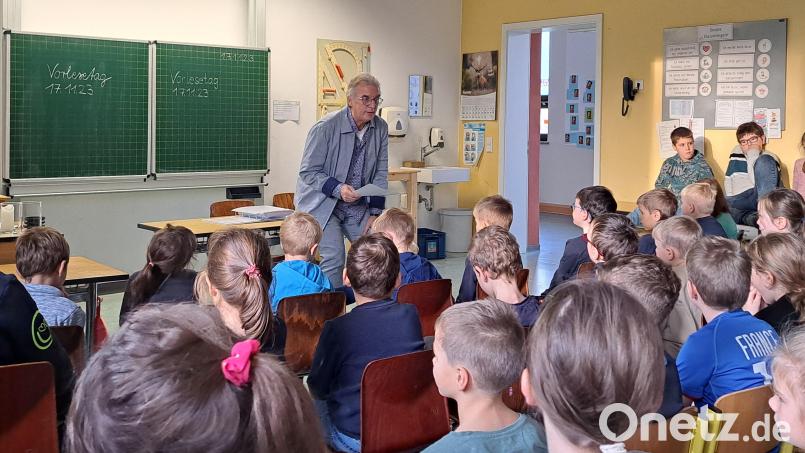 Autor Klaus Sauerbeck begeistert die Kinder beim Vorlesetag an den Grundschulen Niedermurach und Altendorf. Bild: Laura Schwaiger/exb