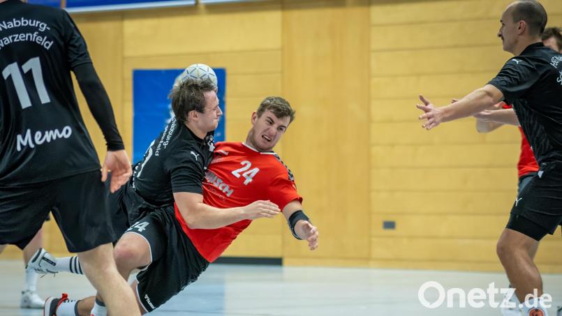 Michael Fleischer (rotes Trikot) und die Handballer des HV Oberviechtach hatten zuletzt große Probleme, sich durchzusetzen - wie in dieser Szene aus dem Derby gegen die HSG Nabburg-Schwarzenfeld. Archivbild: Günter Uschold