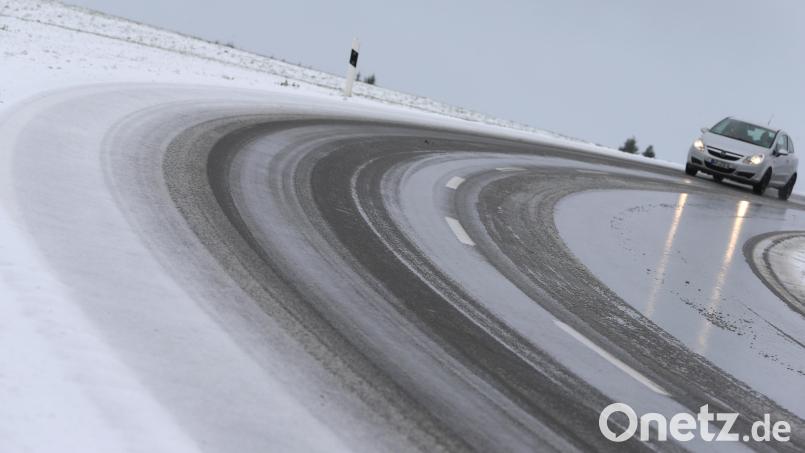 Der Schnee wird mehr und mehr Matsch und bringt auch Probleme auf Straßen und Schienen. Bild: Karl-Josef Hildenbrand