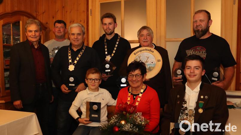 Zweiter Bürgermeister Josef Weinfurtner (links) und Vereinschef Josef Spies (mit Scheibe) gratulieren den neuen Würdenträgern der SG Gut Ziel: Pistolenkönig Rudi Beck (Dritter von links), Schützenkönig Kevin Schötz (Vierter von links), Liesl Annemarie Dürnhofer (Mitte, vorne) und Jugendkönig Nico Schwendtner (vorne rechts). Bild: mrr