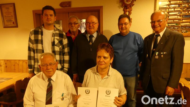 Die stellvertretenden Vorsitzenden des BSB-Kreisverbandes Max Wagner und Werner Fischer, BSB-Kreisvorsitzender Peter Lehr (von rechts) und die Vorsitzenden der KSK Eschenbach Andreas Betzl und Manfred Dörner (von links) gratulieren Hildegard Schmid und Josef Rupprecht zu den Auszeichnungen. Bild: rn