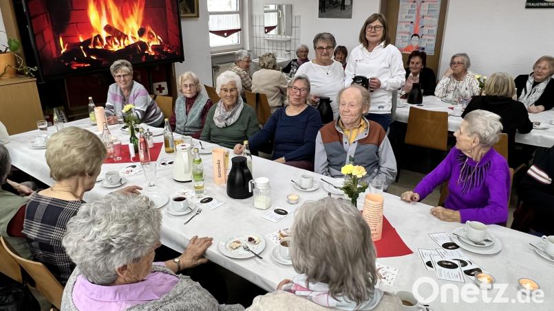 Die Leiterinnen Wohlfahrts- und Sozialarbeit Monika Zimmerer und Luise Lehner freuten sich über 30 Gäste beim &quot;70plus&quot;-Kaffeekranzl der BRK-Bereitschaft Erbendorf. Bild: Sven Lehner/BRK Bereitschaft Erbendorf/exb