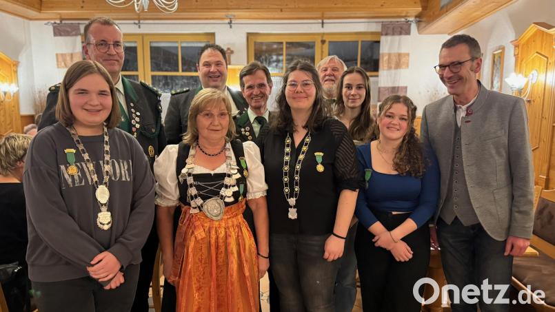 Würdenträger der Schützengesellschaft 1912 Neukirchen: Von links Jugendkönigin Jasmin März, Zweiter Ritter Thomas Plickert, Schützenkönigin Claudia Schaupp, Schützenmeister Christian Beyer, Erster Ritter Helmut Richter, Schützenliesel Manuela Scharrer, stellv. Gauschützenmeister Dietmar Beyer, Erste Jugendritterin Janine Herbst, Zweite Jugendritterin Katia Kohler, Bürgermeister Peter Achatzi. Bild: Chris Holzlöhner/exb