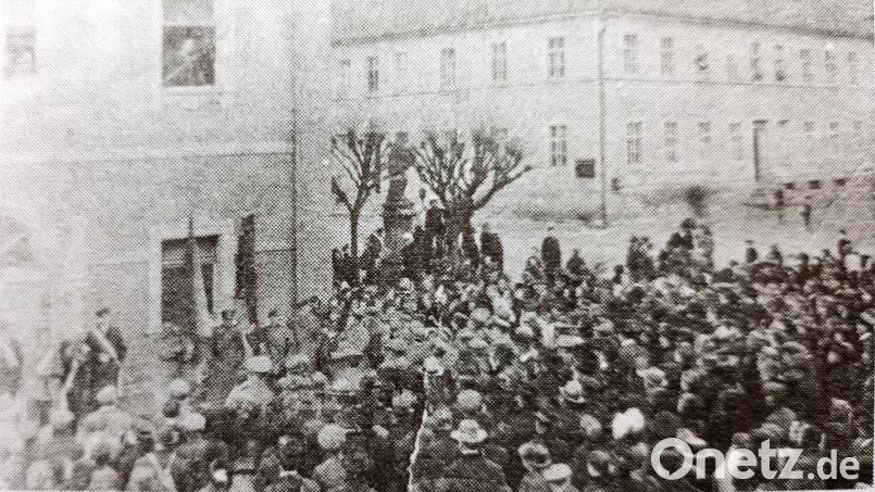 Nach dem Ersten Weltkrieg waren die Menschen mit den Lebensverhältnissen und der Regierung unzufrieden. In Mitterteich versammelte sich eine große Menschenmenge beim Rathaus, es wurden Arbeiter- und Bauernräte gegründet und Hans Lindner zum Vorsitzenden gewählt. Archivbild: Stadt Mitterteich/exb