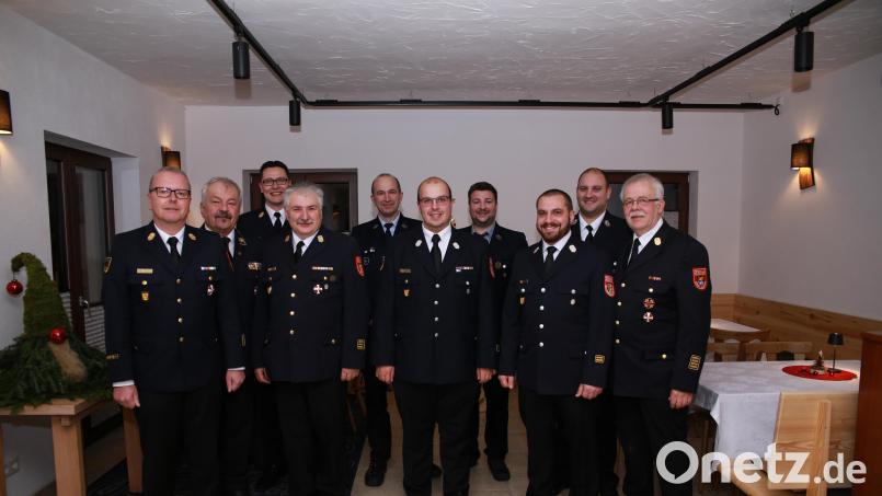 Die Geehrten mit den Gratulanten (von links): Kreisbrandrat (KBR) Christof Strobl, Ehren-KBR Fredi Weiß, Kreisbrandinspektor (KBI) Armin Daubenmerkl, KBI Hans Sperber, Horst Zagel, Kreisbrandmeister (KBM) Florian Schlegel, Maximilian Herbst, KBM Philipp Gebert, KBM Sven Schmidt und Landesjugendwart Heinrich Scharf. Bild: egl