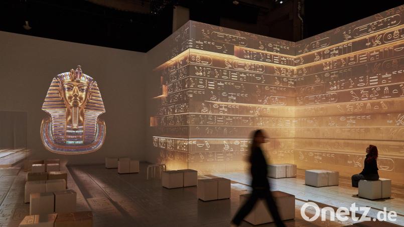 Blick in Ausstellung «Tutanchamun» in Hamburg. Durch die multimediale Illusion aus Bild und Ton kann der Zuschauer in die Zeit der Pharaonen eintauchen. Wegen der großen Nachfrage wird die Ausstellung bis Ostermontag (1. April) verlängert. Bild: Georg Wendt/dpa