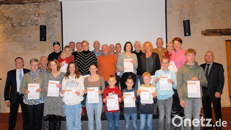 Dritter Bürgermeister Mathias Huger (links), Zweiter Bürgermeister Martin Bauer (rechts) und Sportabzeichenprüfer Johann Bauer (Dritter von links) gratulieren zum Erreichen des Sportabzeichens. Bild: bjo