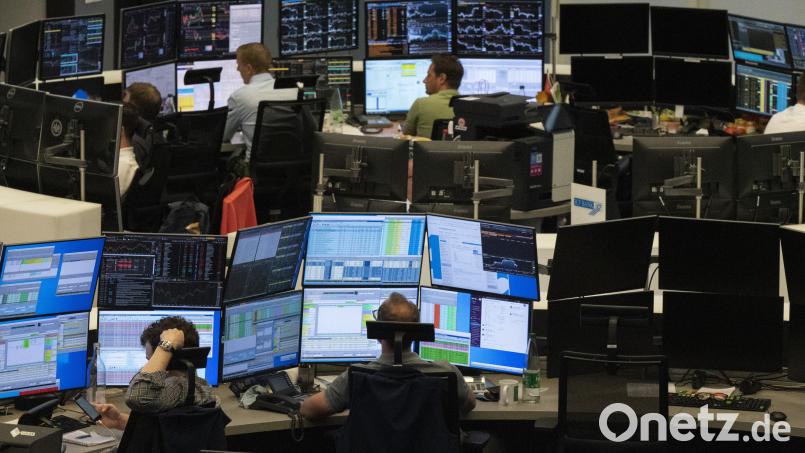 Aktienhändler sitzen vor ihren Monitoren im Handelssaal der Deutschen Börse. Symbolbild: Alina Grünky/dpa