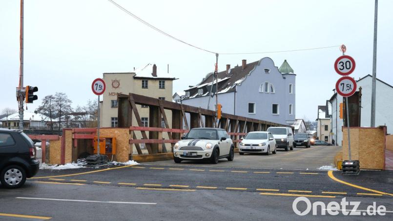 Seit Freitag fließt der Verkehr aus und in Richtung Amberg über die Behelfsbrücken. Im Kreuzungsbereich regeln Ampeln den Verkehr. Bild: Hirsch
