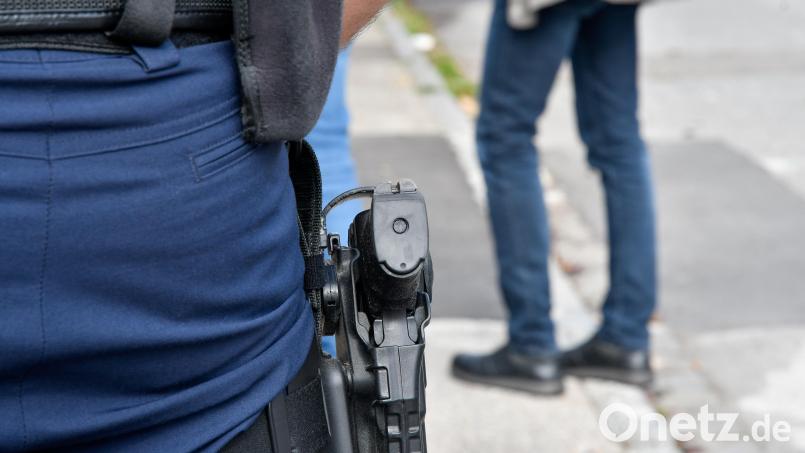 Auf dem Parkplatz am Annaberg kontrollierten Polizeibeamte ein mit vier jungen Männern besetztes Auto. Symbolbild: Petra Hartl