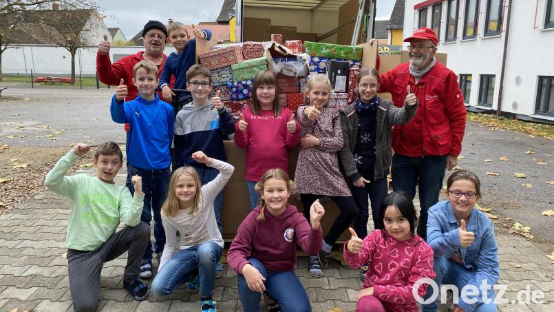 Kinder der Schule Schwarzenfeld und Stulln stellten insgesamt 94 Päckchen für bedürftige Kinder in Osteuropa zusammen. Bild: Josefa Ruhland/exb
