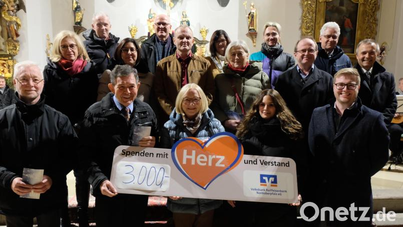 Vertreter der Volksbank-Raiffeisenbank Nordoberpfalz Floß verteilen 3300 Euro an Vereine und Kirchengemeinden. Bild: le