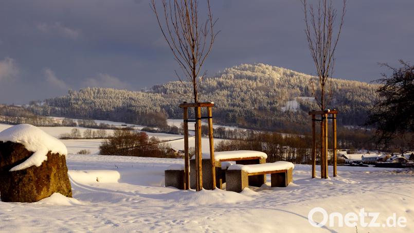 Der erneuerte Aussichtspunkt bietet unter anderem einen Blick auf den den Armesberg (Hintergrund) mit seiner Wallfahrtskirche. Rechts unten sind die ersten Häuser der Ortschaft Zinst zu sehen. Bild: bkr