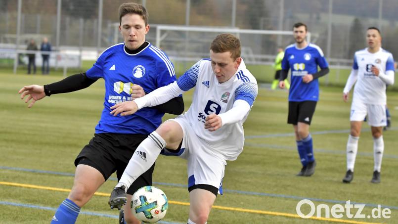 Der Raigeringer Markus Paul (rechts) behauptet im Punktspiel gegen den FC Edelsfeld den Ball gegen Patrick Dehling. Die Raigeringer sind zur Winterpause Tabellenführer der Fußball-Kreisliga Süd und haben angesichts des leichteren Restprogramms als die Konkurrenz gute Chancen auf die direkte Bezirksliga-Rückkehr. Archivbild: Hubert Ziegler