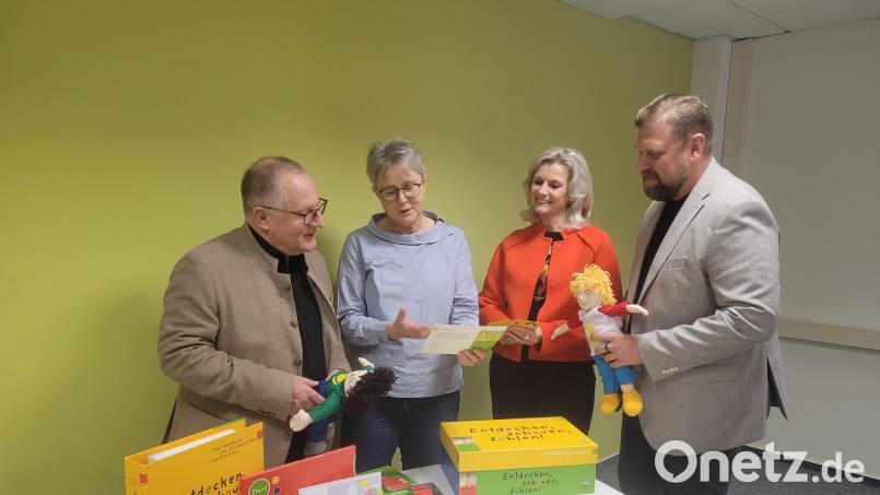 Die Vertreter des Lions-Club Weiden bringen 2500 Euro mit und erfahren mehr von der Arbeit bei Donum Vitae: (von links) Elmar Baumer, Elisabeth Schieder, Andrea Lang und Bastian Braun. Bild: Tanja Krug/exb