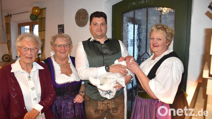 Fünf Generationen auf einem Streich: Ururoma Gertraud Rößler, Uroma Brigitte Weig, Papa Michael Wolfrum und Oma Silke Wolfrum (v. li.) freuten sich über die Taufe der kleinen Charlotta, die alles brav über sich ergehen ließ. Bild: ubb