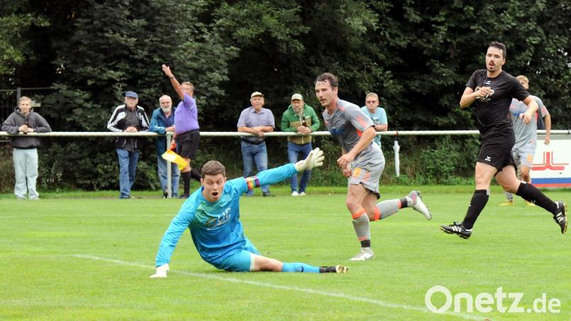 Der TSV Waldershof ist gegen das Spitzenduo der Kreisliga Süd, Union Selb und FC Tirschenreuth, in dieser Saison ungeschlagen. Das Bild zeigt eine Szene vom 4:3-Sieg gegen Tirschenreuth. Luca Foti (Mitte) schießt zum 3:1 ein, FC-Torwart Tobias Siegert und Andreas Gradl (rechts) sind ohne Abwehrchance. Archivbild: hho