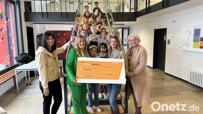 In der Vilsecker Schule übergab Brigitte Meller (Zweite von links) den Scheck und die Geschenke an Melanie Sichelstiel von der Sozialwerk-GmbH. Rechts Rektorin Petra Ligensa, links Standortleiterin Siegrid Gillner-Eberle. Bild: ge